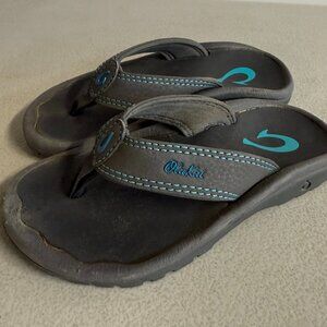 OluKai Flip Flops Kids Size 8 - Black/Dk Gray